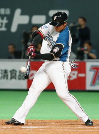 　５回、中越え二塁打を放つ日本ハム・清宮