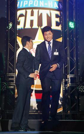 　チームの激励会で栗山監督（左）と握手する日本ハム・清宮＝２日、札幌市内のホテル