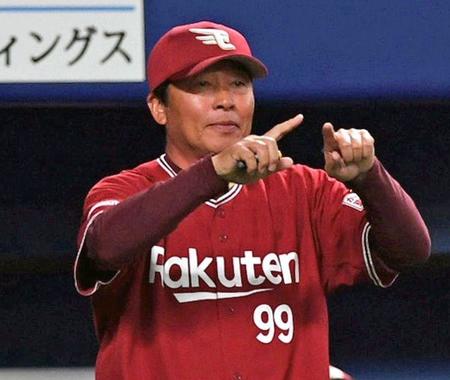 ３回、楽天・梨田昌孝監督は本塁での判定を巡って「リクエスト」を申請