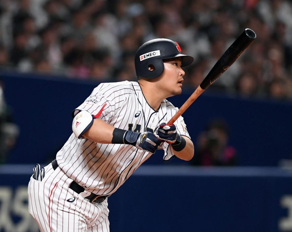 ６回日本１死二塁、筒香嘉智は右越え適時二塁打を放つ＝ナゴヤドーム（撮影・山口登）