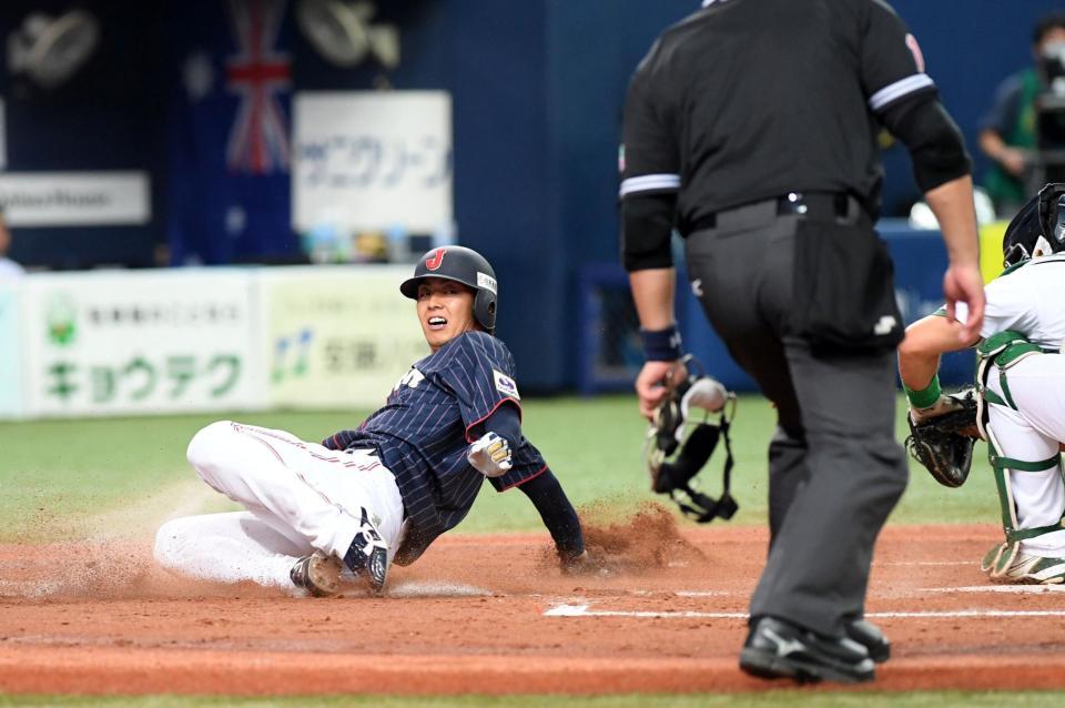 ２回日本無死、今宮健太は松本剛の右犠飛で本塁アウトの判定に稲葉篤紀監督がリクエストを要求する＝京セラドーム（撮影・山口登）