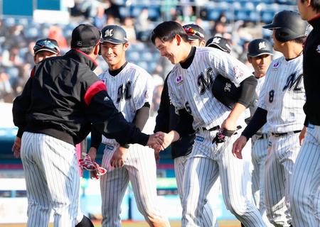 ９回、サヨナラ打を放ち、井口監督（左端）に祝福されるロッテ・安田＝ＺＯＺＯマリン