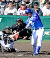 ４回、先制３ランを放つロペス