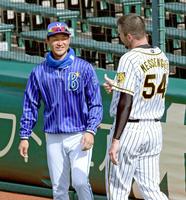 練習中、メッセンジャー（右）にあいさつする大和