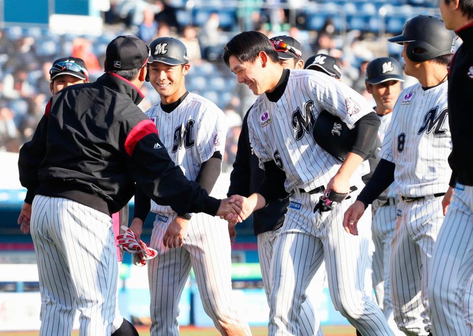 ９回、サヨナラ打を放ち、井口監督（左端）に祝福されるロッテ・安田＝ＺＯＺＯマリン