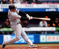 　１回、左前に先制２点タイムリーを放つマギー