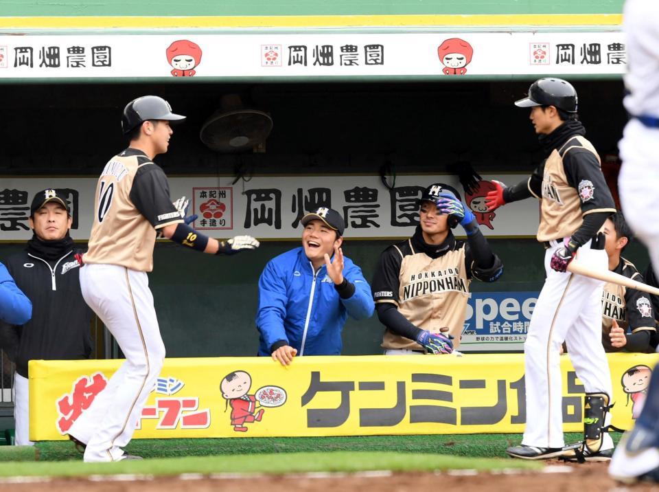 　５回、日本ハム・清水優心（左）は左越えに勝ち越しソロ放ち日本ハム・清宮幸太郎（中央左）らに迎えられる