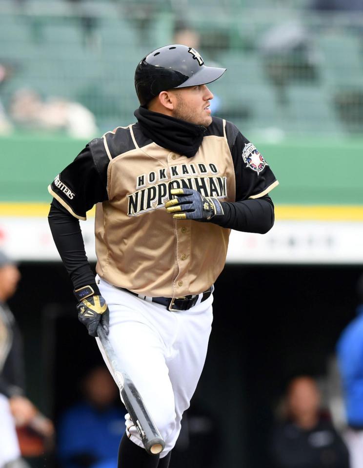 ６回日本ハム１死一塁、日本ハム　ブランドン・レアードは左中間に２ランを放つ＝ほっともっとフィールド神戸（撮影・山口登）