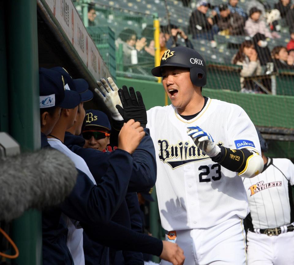 　８回、オリックス・伏見寅威は右越えに勝ち越しソロを放ちナインの出迎えを受ける