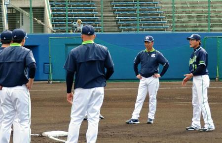 キャンプで選手に走塁を指導をするヤクルト・河田コーチ（右）
