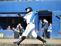 ４回日本ハム１死一、二塁、左越えに逆転の３ランを放つ日本ハム　ブランドン・レアード＝ファイターズ鎌ヶ谷スタジアム（撮影・中田匡峻）