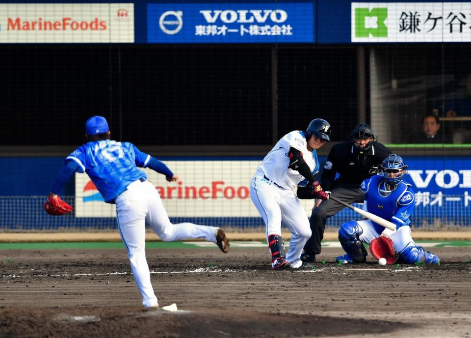 ８回日本ハム１死、空振り三振に倒れる日本ハム・清宮幸太郎＝ファイターズ鎌ヶ谷スタジアム（撮影・中田匡峻）