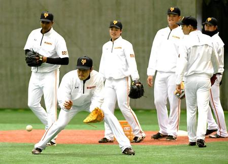 　若手に交じりノックを受ける上原（手前）＝撮影・棚橋慶太