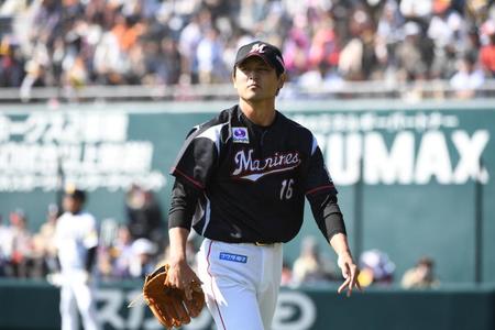 ３回を投げ終え、ベンチに向かうロッテ・涌井