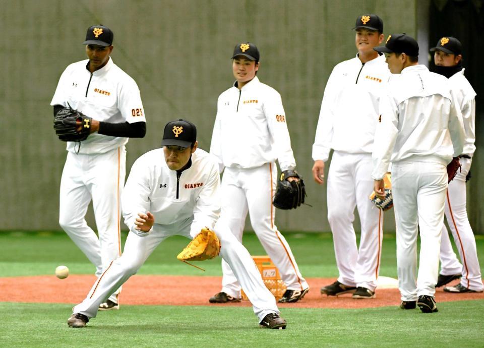 　若手に交じりノックを受ける上原（手前）＝撮影・棚橋慶太