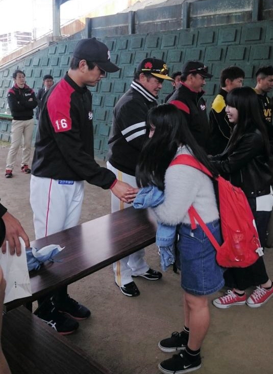 募金活動を行う井口監督ら
