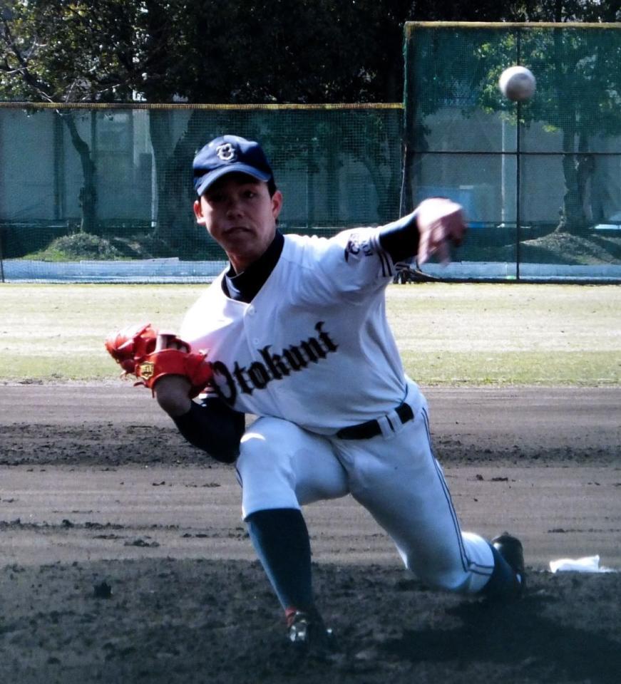 練習試合・報徳学園戦に先発した乙訓・富山＝乙訓グラウンド