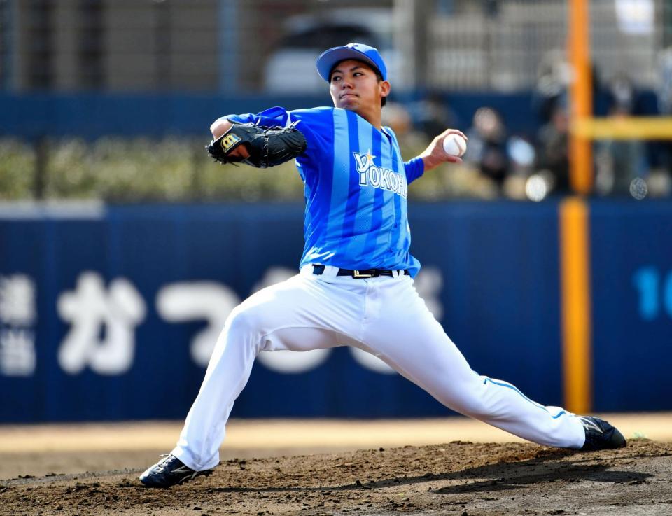 先発投手のＤｅＮＡ・東克樹＝ファイターズ鎌ヶ谷スタジアム（撮影・中田匡峻）