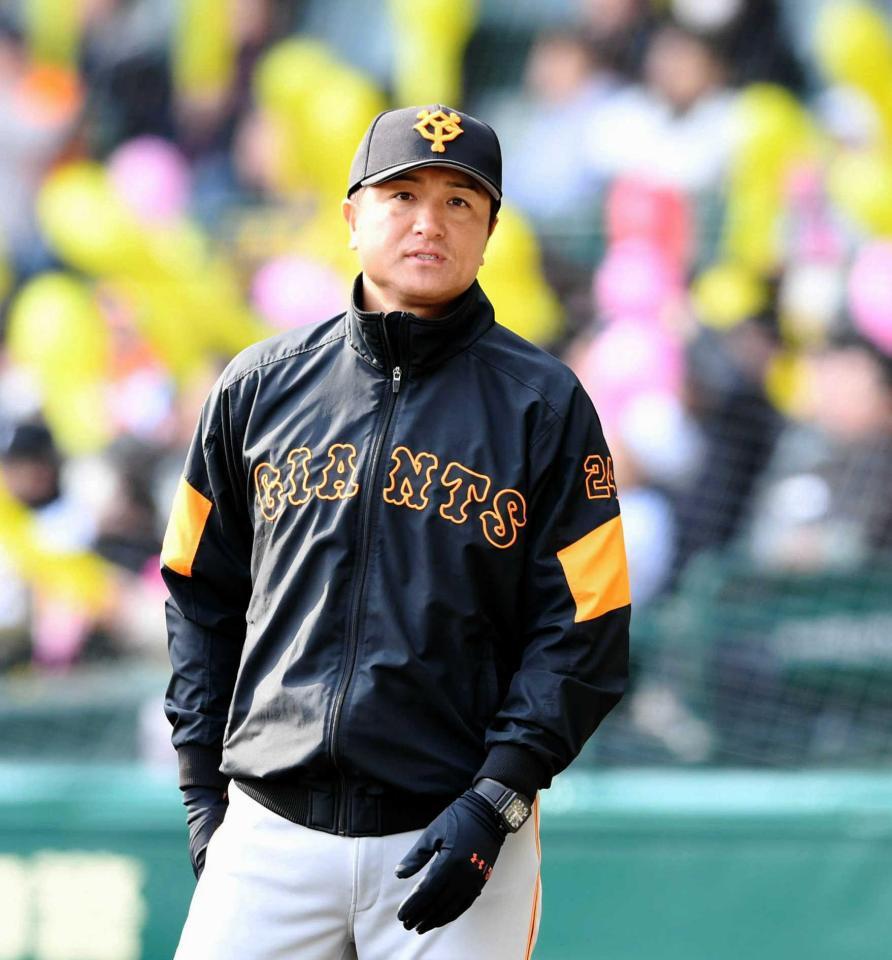　７回、選手交代を告げる高橋監督