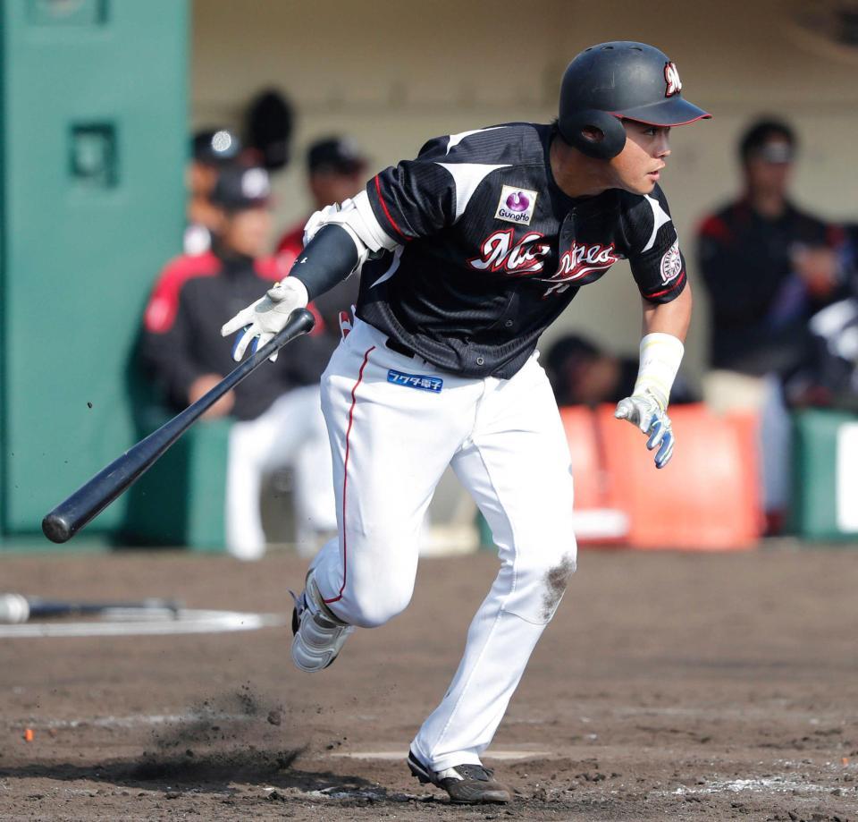 　９回、中前打を放つ平沢