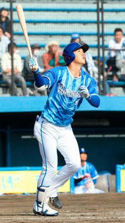 　７回、本塁打を放つ楠本