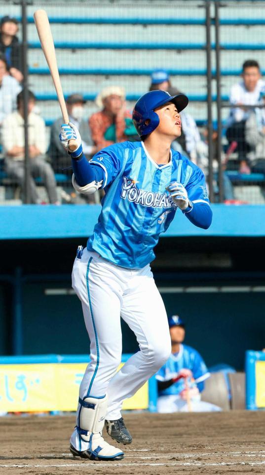 　７回、本塁打を放つ楠本