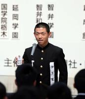 大阪桐蔭との対戦が決まり、伊万里・犬塚主将は複雑な表情で抽選の番号を発表する＝大阪市北区の毎日新聞大阪本社オーバルホール（撮影・山口登）