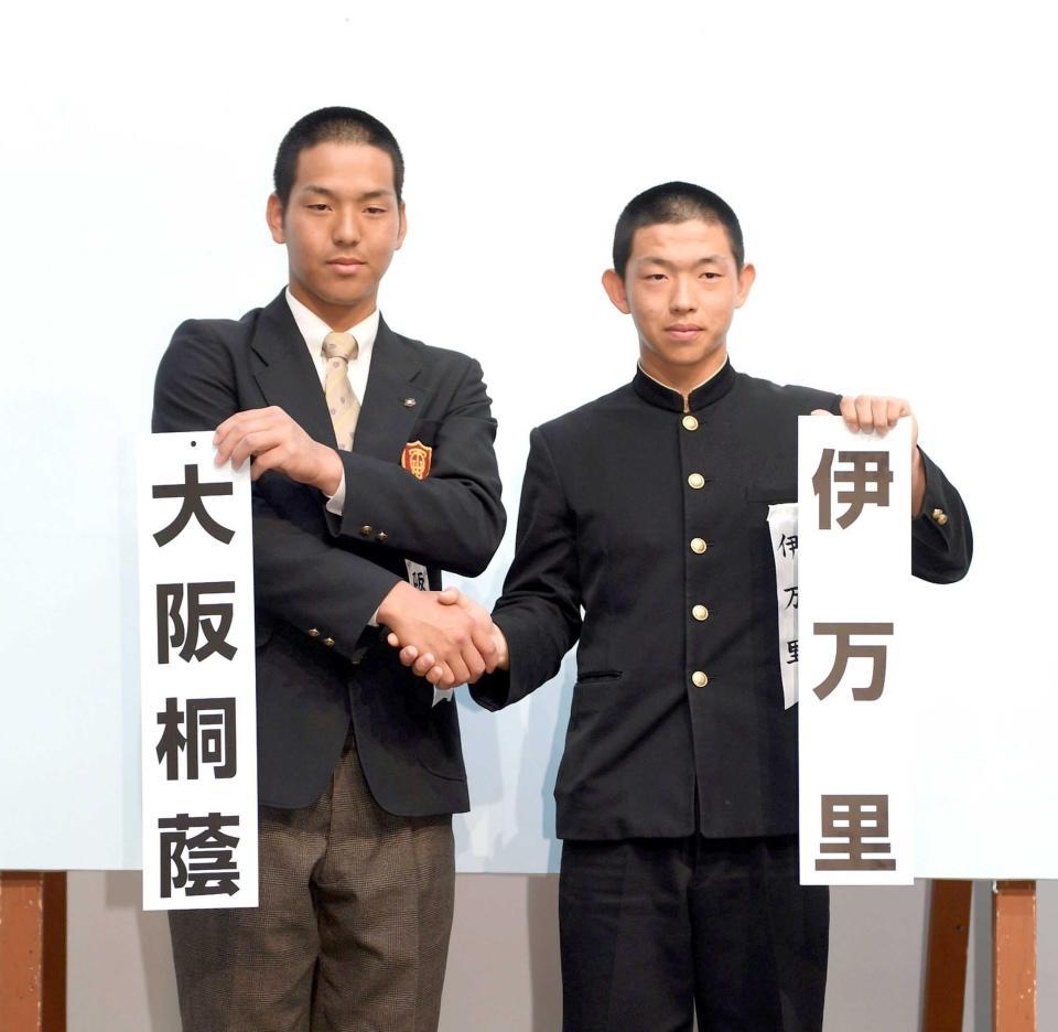 　握手をする大阪桐蔭・中川主将（左）と伊万里・犬塚主将