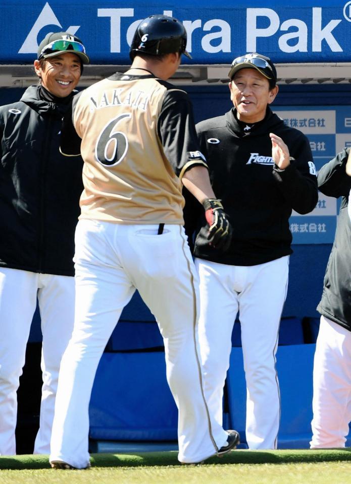 １回、先制本塁打の中田翔を笑顔で迎える日本ハム・栗山英樹監督（右）＝神宮球場（撮影・三好信也）