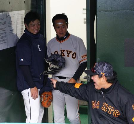 　巨人・斉藤投手コーチ（右）と言葉をかわす西武・高木勇（左）＝メットライフドーム