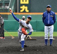 投打の二刀流の中央学院大谷拓海（右は相馬幸樹監督）甲子園（撮影・持木克友）