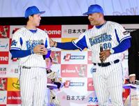決意表明を行った東（左）に声をかけるラミレス監督（撮影・棚橋慶太）