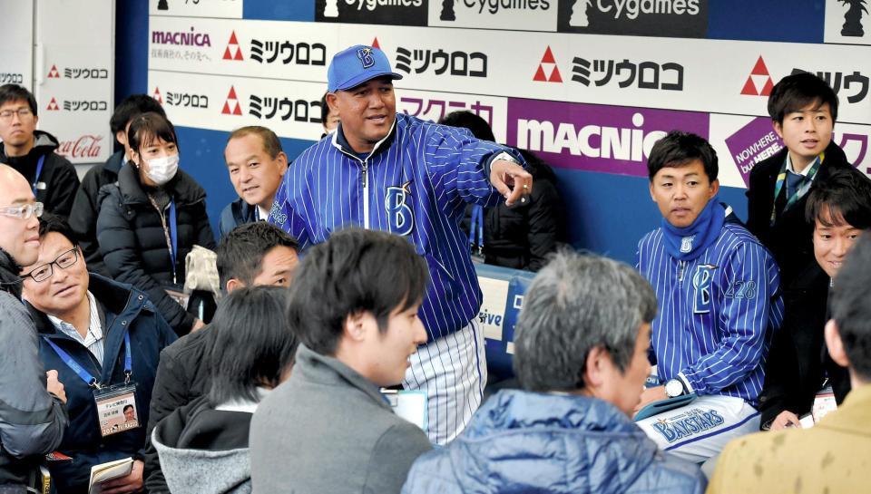 　改装後初の横浜スタジアムのベンチでご機嫌なラミレス監督