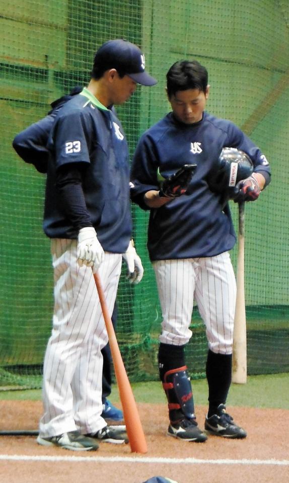 打撃練習を撮影した動画をスマホで見る青木（左）と山崎