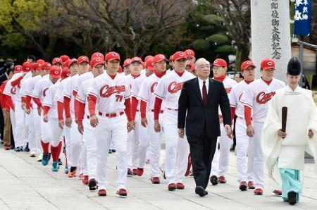 　必勝祈願に向かう広島の緒方監督（前列左端）と選手ら＝２２日、広島市の護国神社