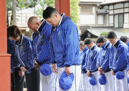 　神奈川県鎌倉市の鶴岡八幡宮で必勝祈願を行うＤｅＮＡのラミレス監督（左から２人目）、筒香（同３人目）ら＝２２日