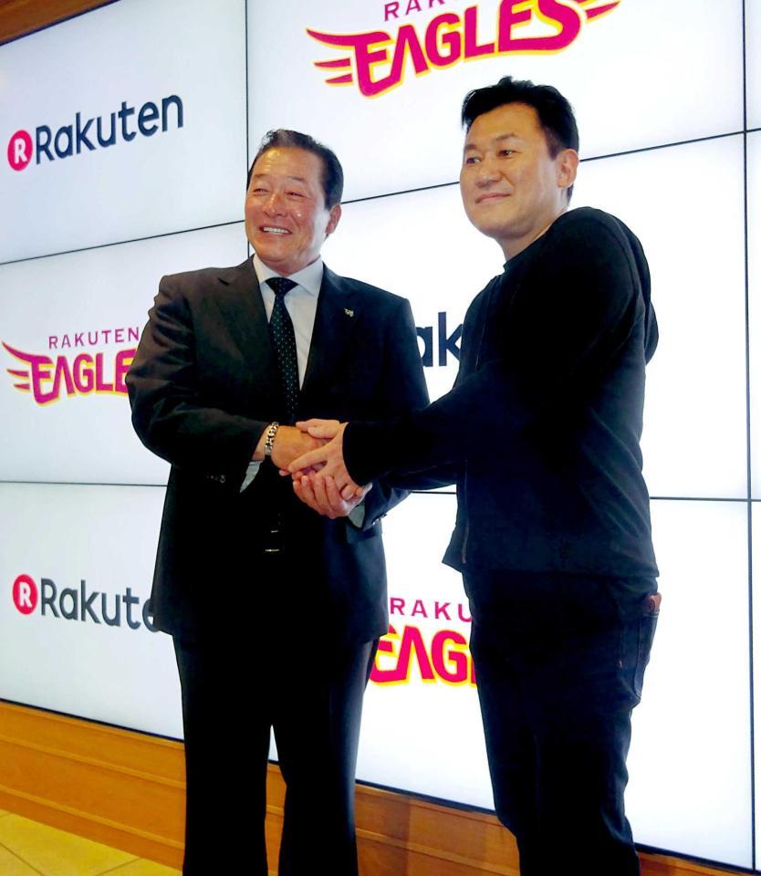 　楽天・梨田監督（左）と握手をする三木谷オーナー