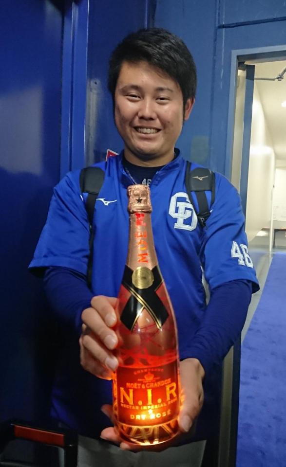 誕生日に森監督からもらった高級シャンパンを手にニッコリの中日・鈴木博