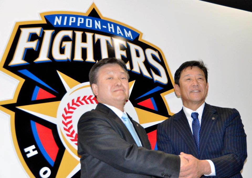 栗山監督（右）と握手を交わす畑新オーナー
