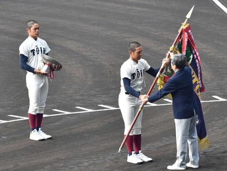 優勝旗を返還する大阪桐蔭の中川主将と優勝杯を返還する根尾副主将（左）　