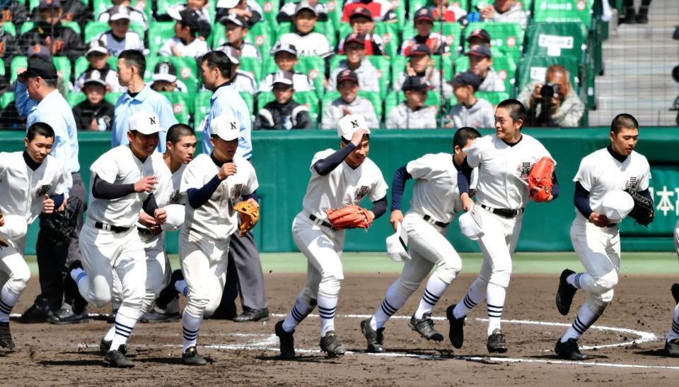 校歌を歌い終え、スタンドにあいさつへ向かう日大三高ナイン＝甲子園（撮影・中田匡峻）