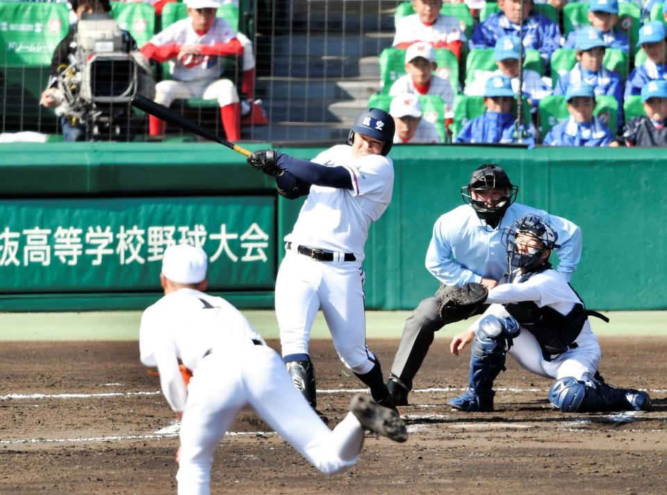 ６回日本航空石川無死一塁、右翼線に適時二塁打を放つ日本航空石川・上田。投手は膳所・手塚＝甲子園（撮影・中田匡峻）