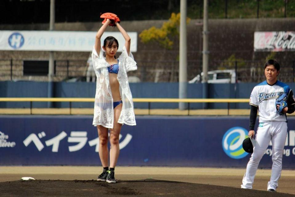 鎌ケ谷スタジアムで行われたイースタン・ＤｅＮＡ戦で始球式を務めた相沢菜々子