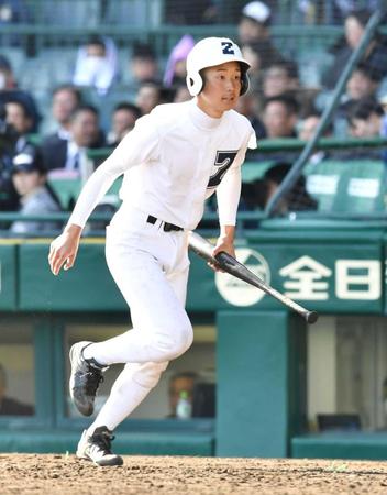 　打ち終わったバットを片付ける膳所・森本