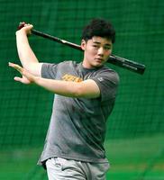 久しぶりにバットを手にし、素振りをする日本ハム・清宮幸太郎＝鎌ケ谷（撮影・出月俊成）