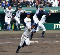 ９回明徳２死一、二塁、中越えサヨナラ３点本塁打を放ちガッツポーズの谷合と沸き上がる明徳ベンチ＝甲子園（撮影・持木克友）