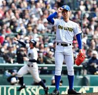 　９回、逆転サヨナラ３ランを浴び悔しそうな表情を見せる中央学院・大谷（撮影・中田匡峻）