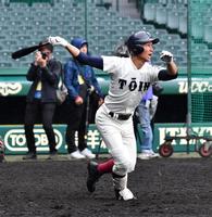 大会前の甲子園練習で本塁打を放つ大阪桐蔭・藤原