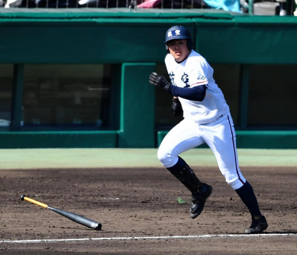 ４回、先制の中越え適時二塁打を放つ日本航空石川・上田