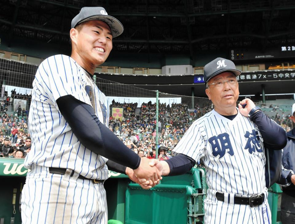 明徳義塾・谷合（左）と握手を交わす明徳義塾・馬淵監督＝甲子園（撮影・中田匡峻）